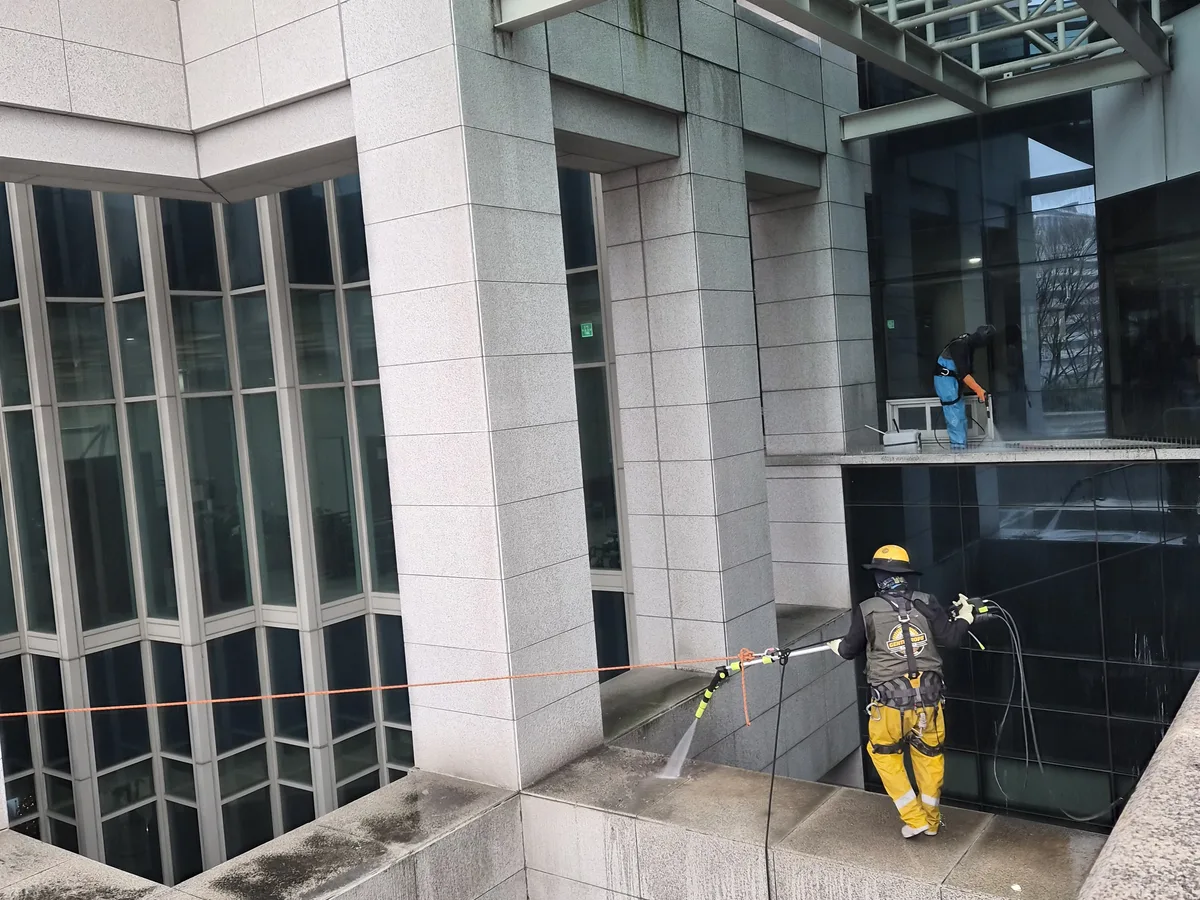 안산시 단원구 대부북동 상가건물 옥상 파라펫 장비 주변 정밀 위생청소 사례 - 행진크린