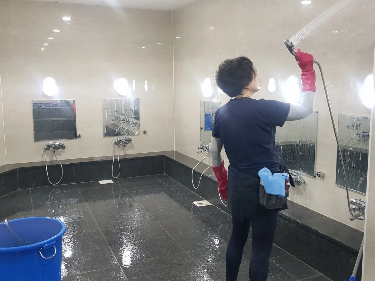 안산시 단원구 성곡동 목욕탕 탈의실·파우더룸 바닥 위생청소 사례 - 행진크린